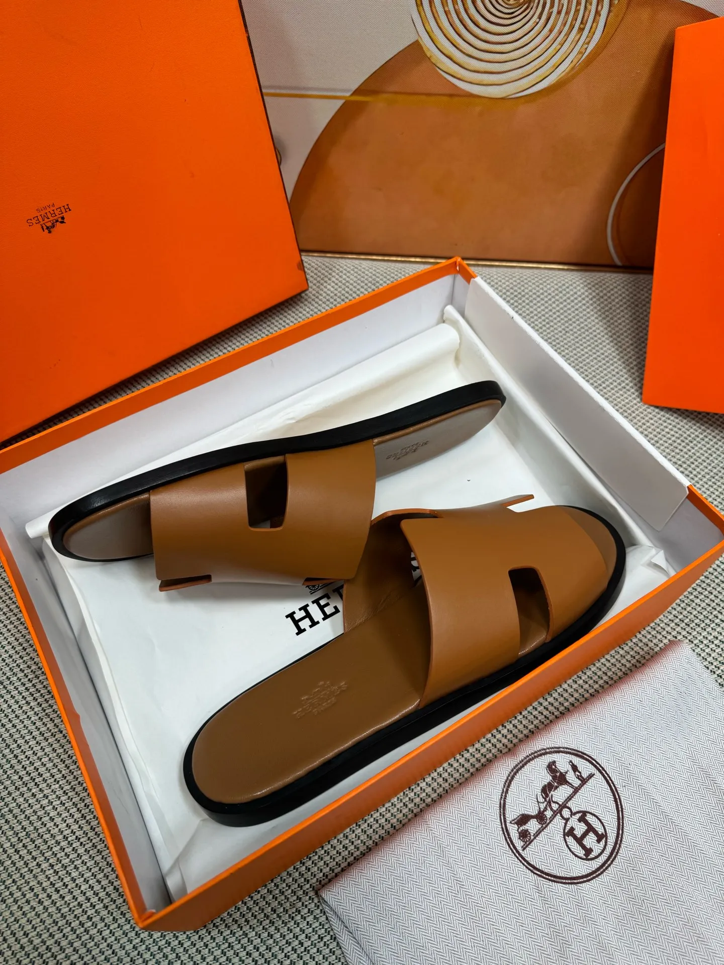 👟👟Ex-factory price 560👟👟 "HERMES" [Classic Original Version] Hermès; Top 🔝 Purchasing Agency 🔍🔍 Men's Latest 🇺🇸 Counter Sales Simultaneously, Original Imported from Italy: Silk Cowhide · Prominent (High-end · Nobility · Grade) Exquisite Workmanship (Italian 🇮🇹 Imported Water Dye Brand Wear-resistant ultra-thousand leather feet) Soles: Original soles specially provided by the original factory, ⚠exclusive double-layer movable rubber molded outsole; super comfortable, wear-resistant, non-slip, environmentally friendly🌳🌳🌳, real photos taken🎬The real ones are more beautiful🔍🔍 (high quality, single goods), you can enter and exit the counter at will* Code number: 38·39·40·41·42·43·44# (45# can be customized) (46 47➕30 customization is not returnable) Welcome to place an order...☕